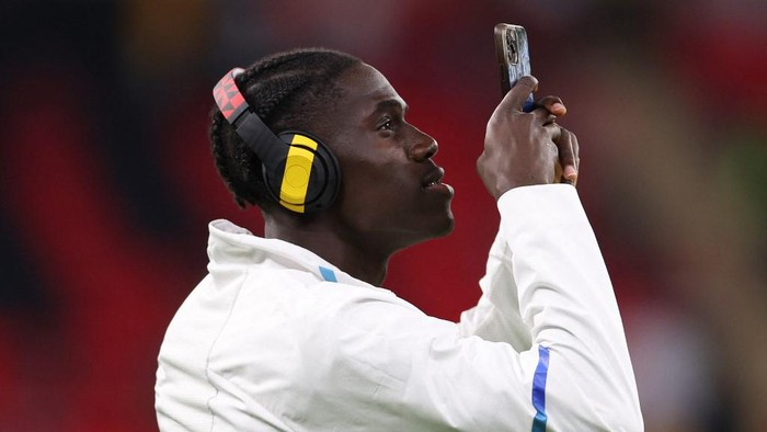 Amadou Onana mengungkap alasan menolak Man United, bergabung dengan Aston Villa. (Foto: Adrian DENNIS / AFP)