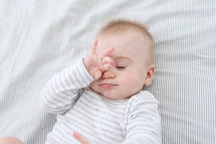 Ilustrasi bayi mengucek mata | 8 Kondisi yang Berisiko Terkena Mata Malas, Bisa Sebabkan Kebutaan